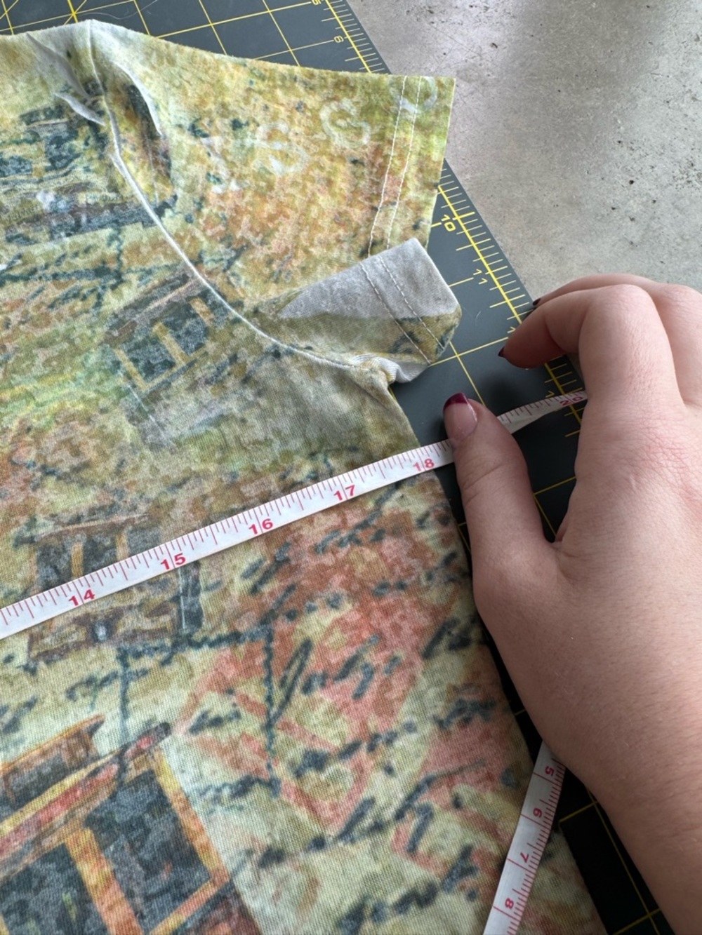 Vintage Women’s San Francisco Graphic Short Sleeve Tee in Multicolor - Picture 6 of 8